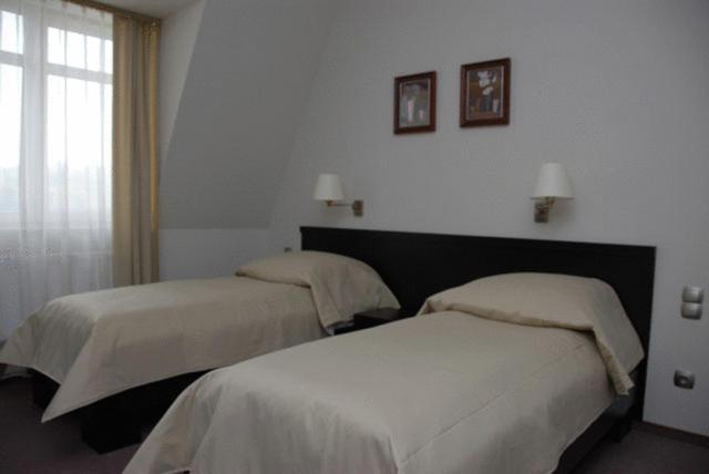 Hotel Portius à Krosno Extérieur photo