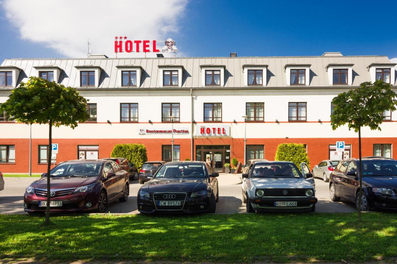 Hotel Portius à Krosno Extérieur photo
