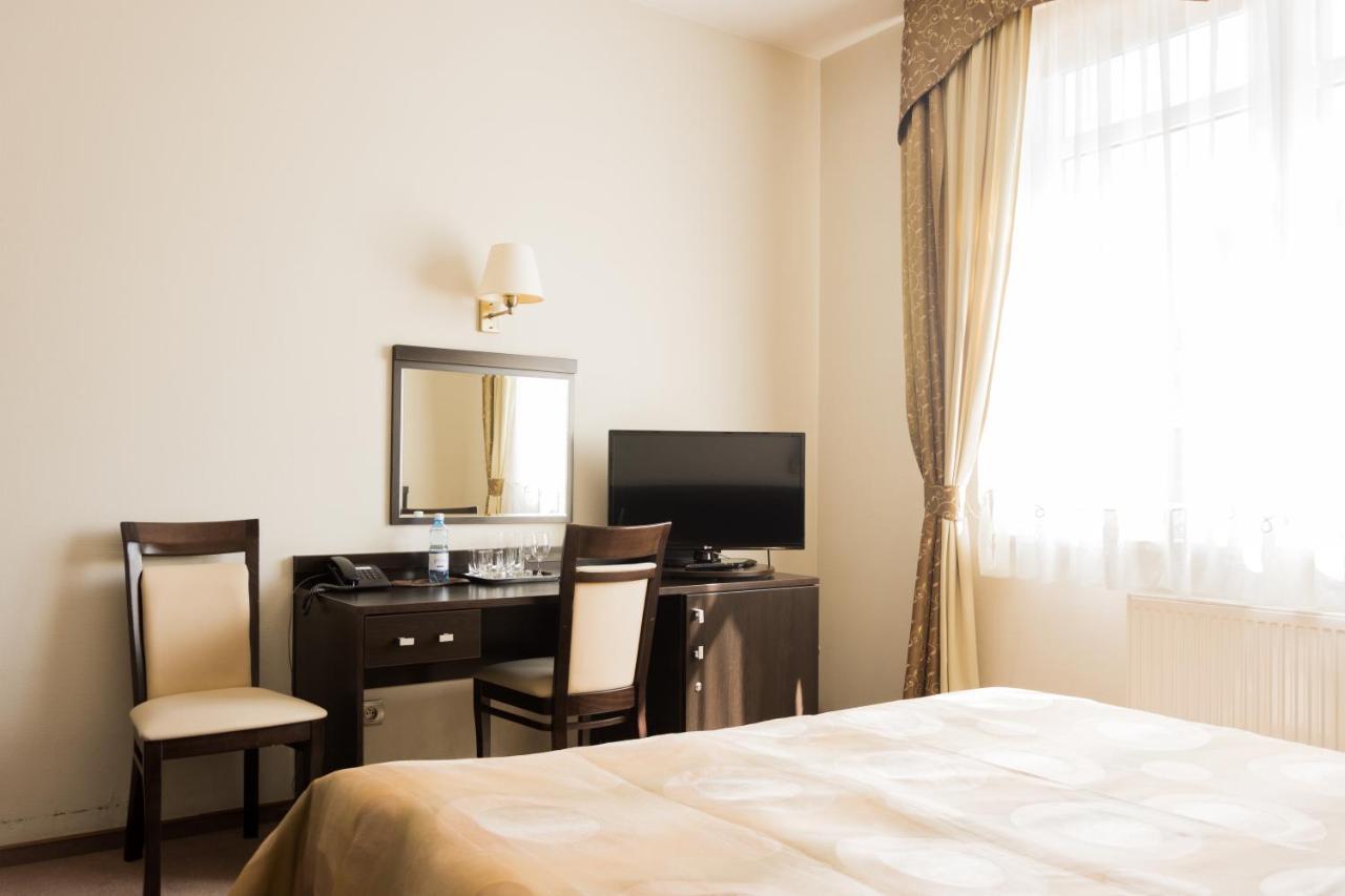 Hotel Portius à Krosno Extérieur photo