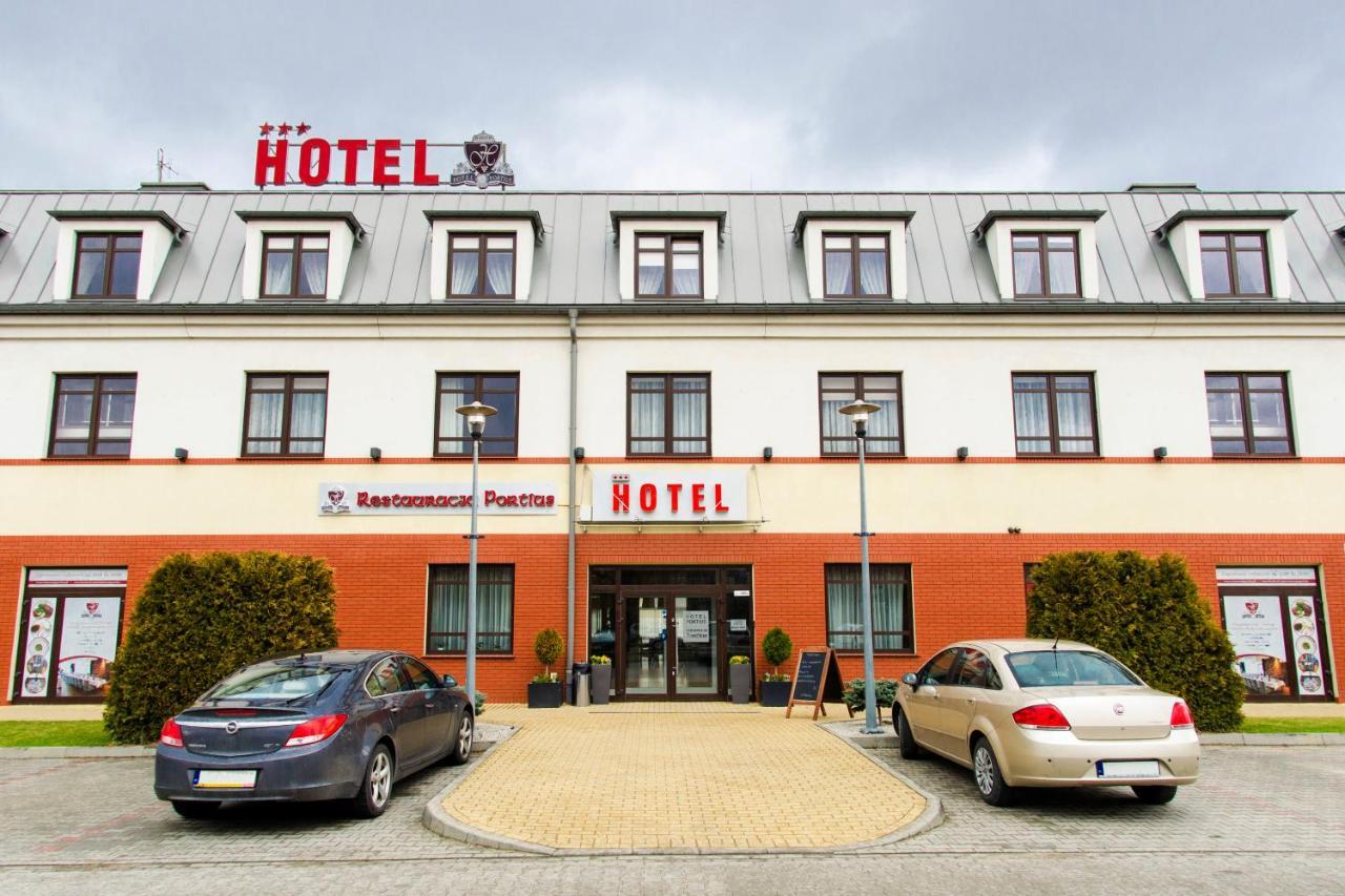 Hotel Portius à Krosno Extérieur photo